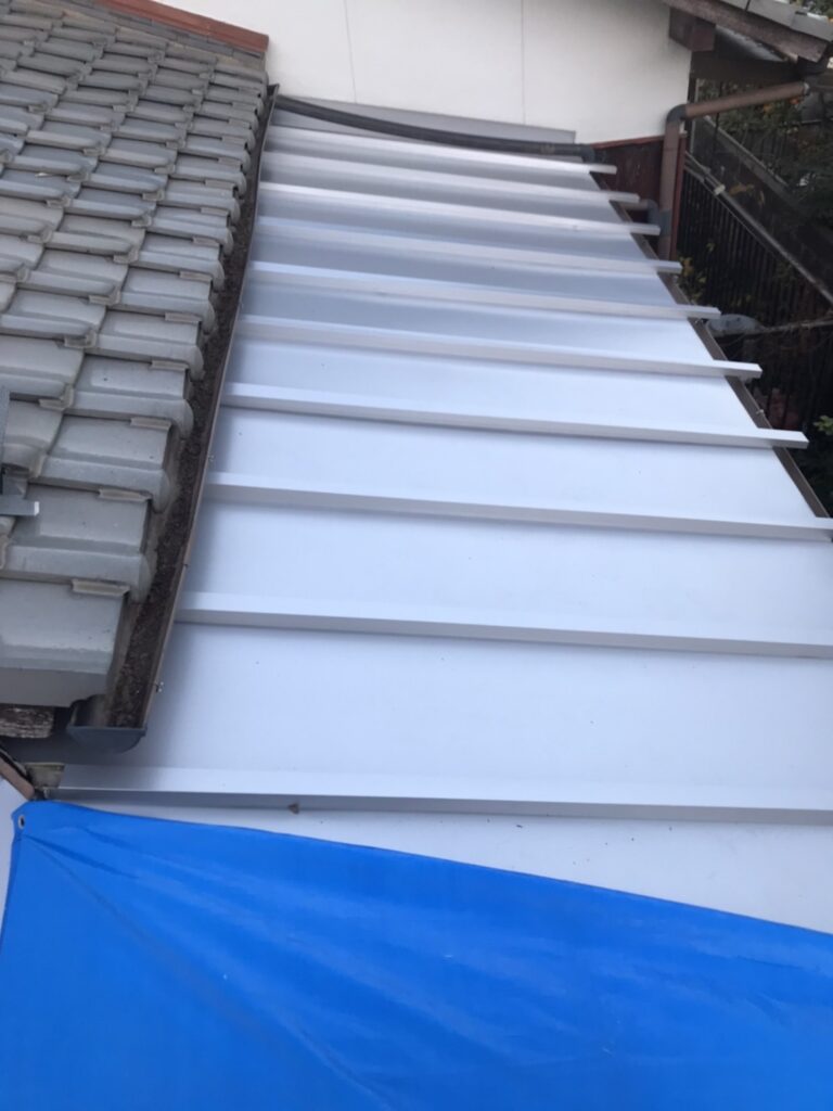 福岡県那珂川市｜屋根ガルバリウム鋼板縦ハゼ葺き・カバー工法