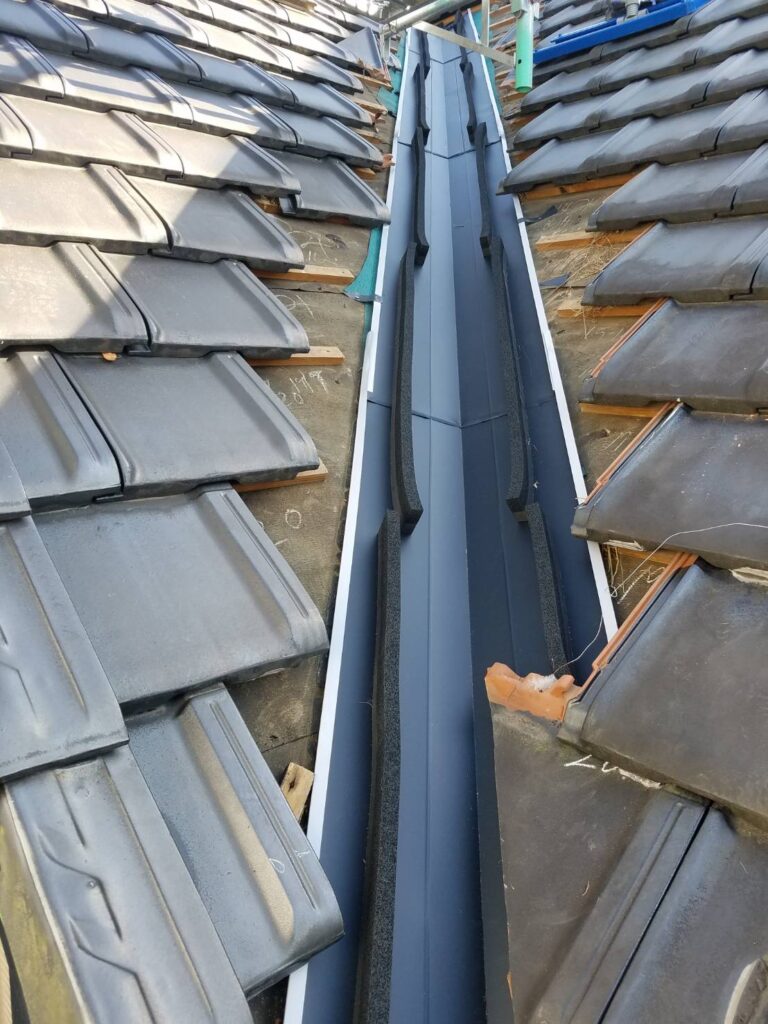 糸島市｜屋根工事｜谷板金交換
