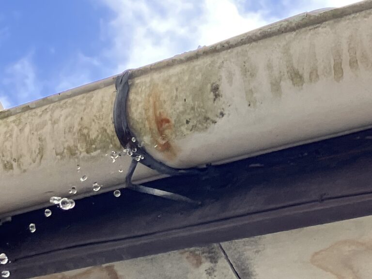 佐賀市｜雨樋のつまりが原因での雨漏り
